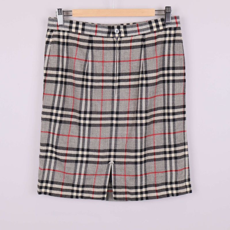 Baksidan av rutig kjol med sprund och dragkedja