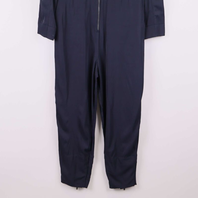 Närbild på nedre delen och bensluten av jumpsuiten