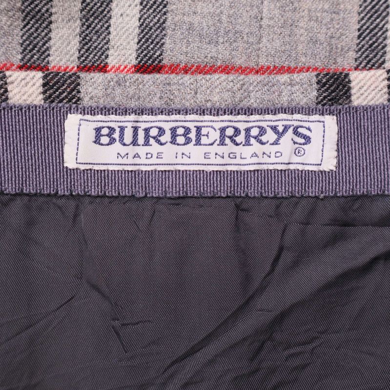 Närbild på Burberrys etikett 