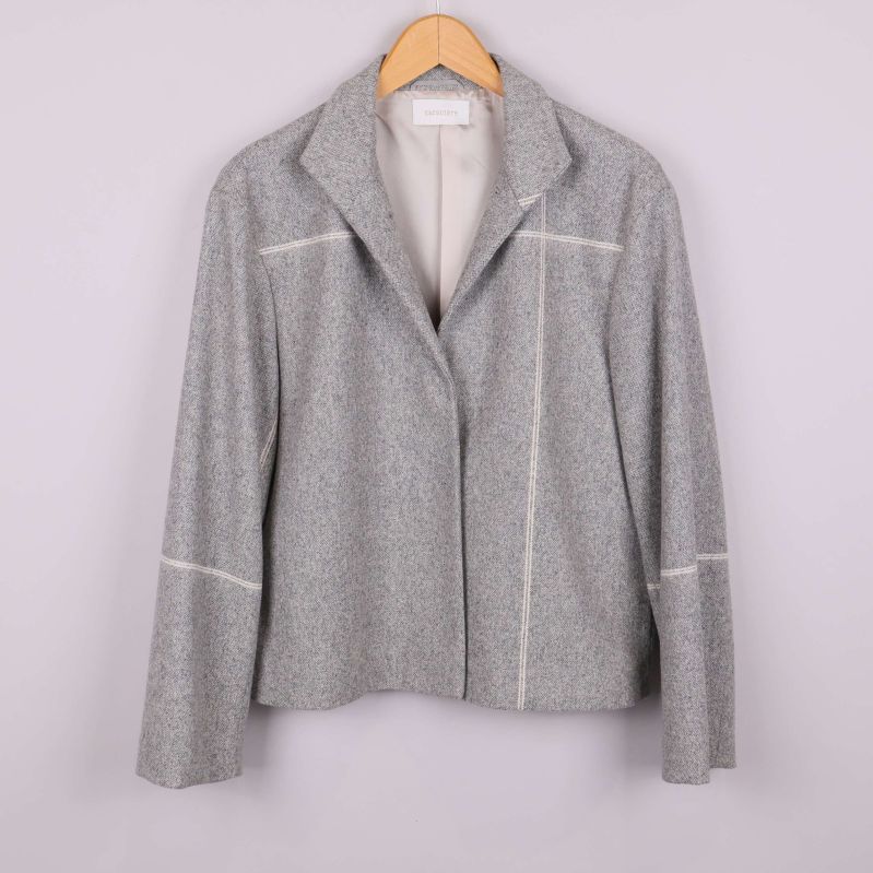 Framsidan av kavajen med krage 