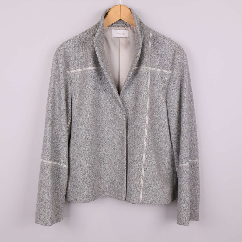 Framsida av kort, grå kavaj med rutmönster