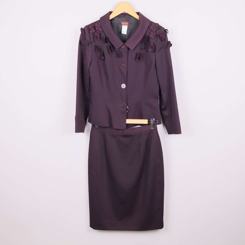 Lila set bestående av kavaj och kjol 