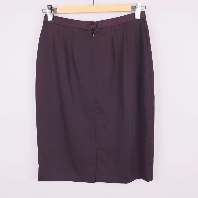 Rak lila kjol på galge med dragkedja baktill