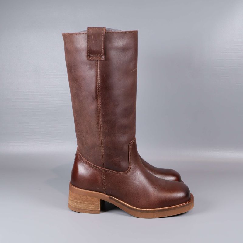 Brun stövel sedd från sidan, synlig klack och sömmar
