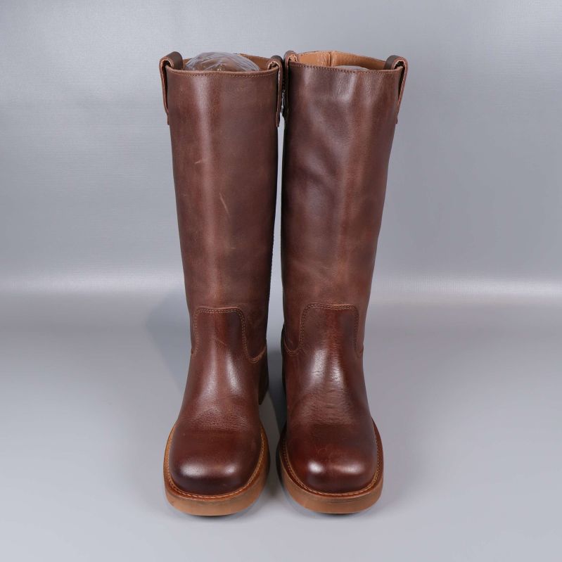 Framifrån på höga bruna stövlar, båda placerade jämte varandra