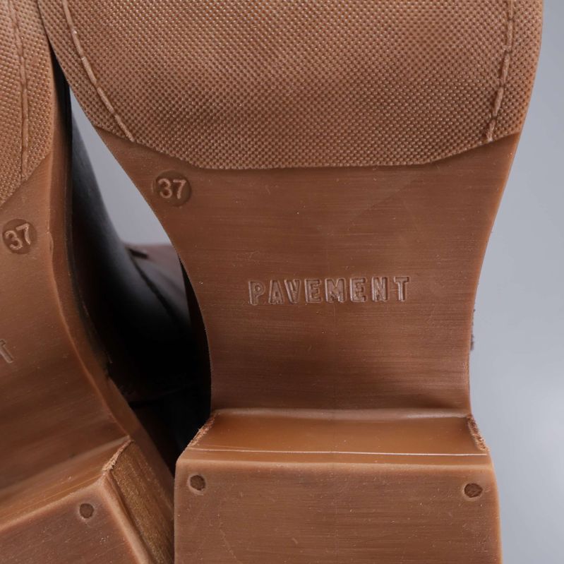 Närbild av klack med Pavement-logga och storlek 37
