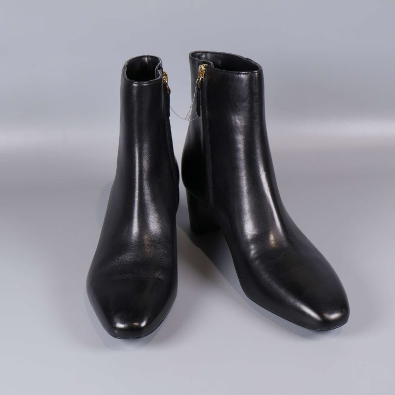 Svarta boots framifrån med diskret dragkedja