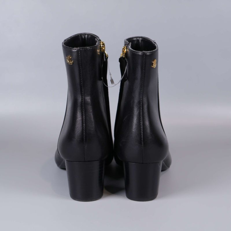 Baksidan av svarta boots med klackar