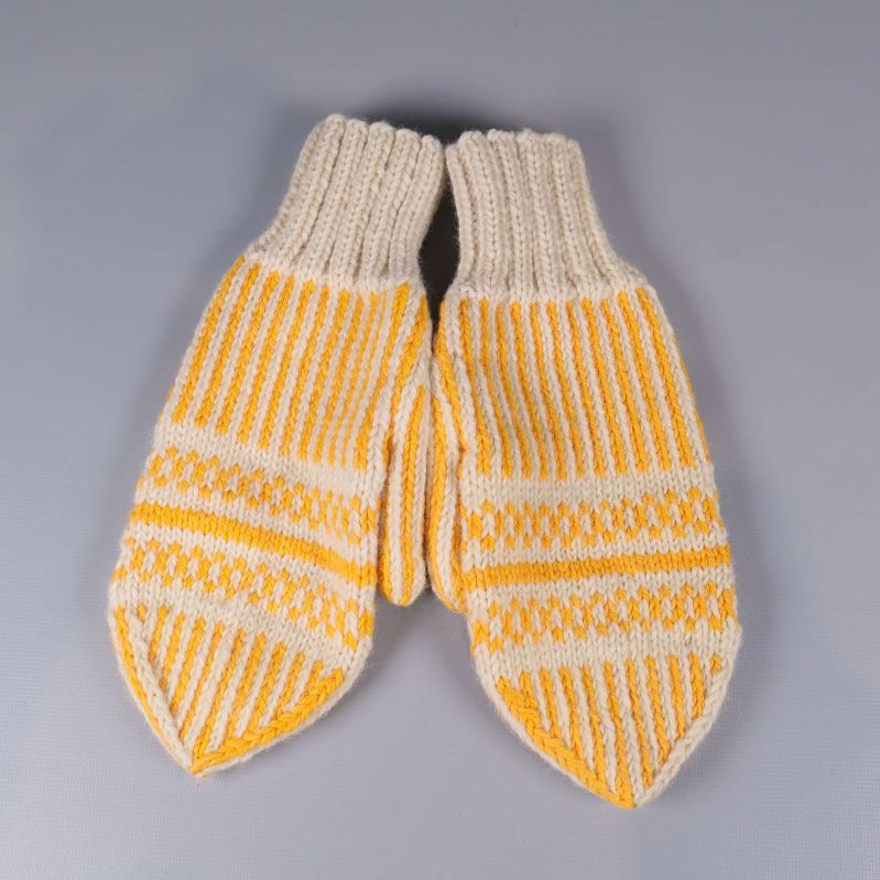 Två stickade tumvantar bredvid varandra i gult och vitt