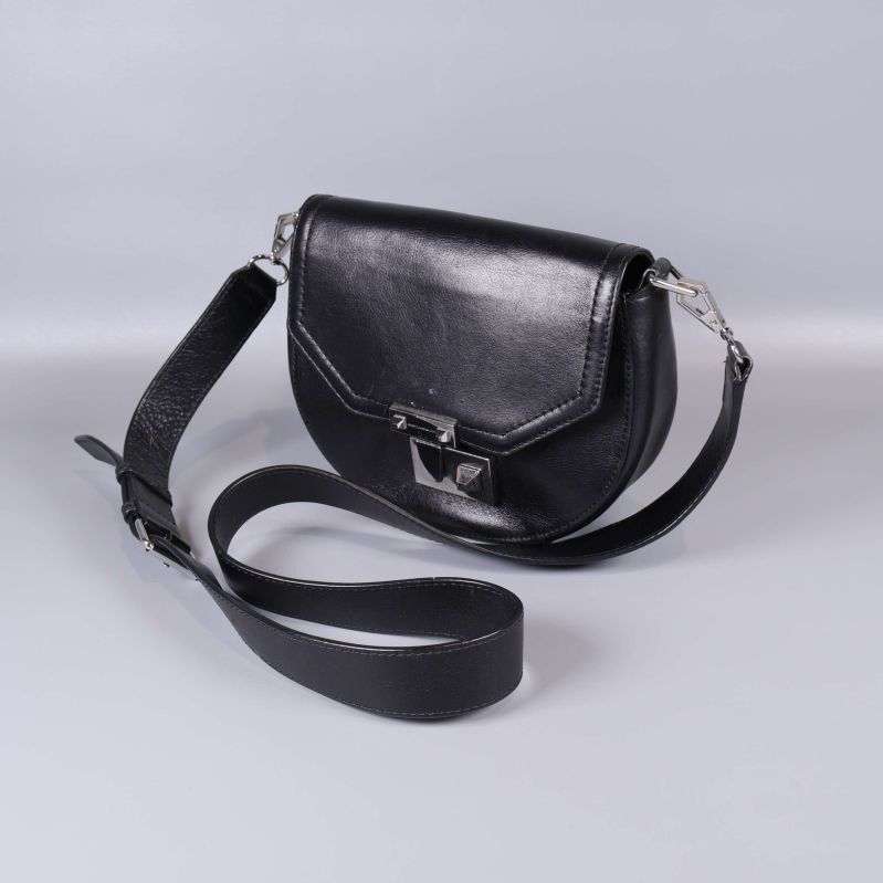 Svart axelremsväska med silverspänne och bred rem