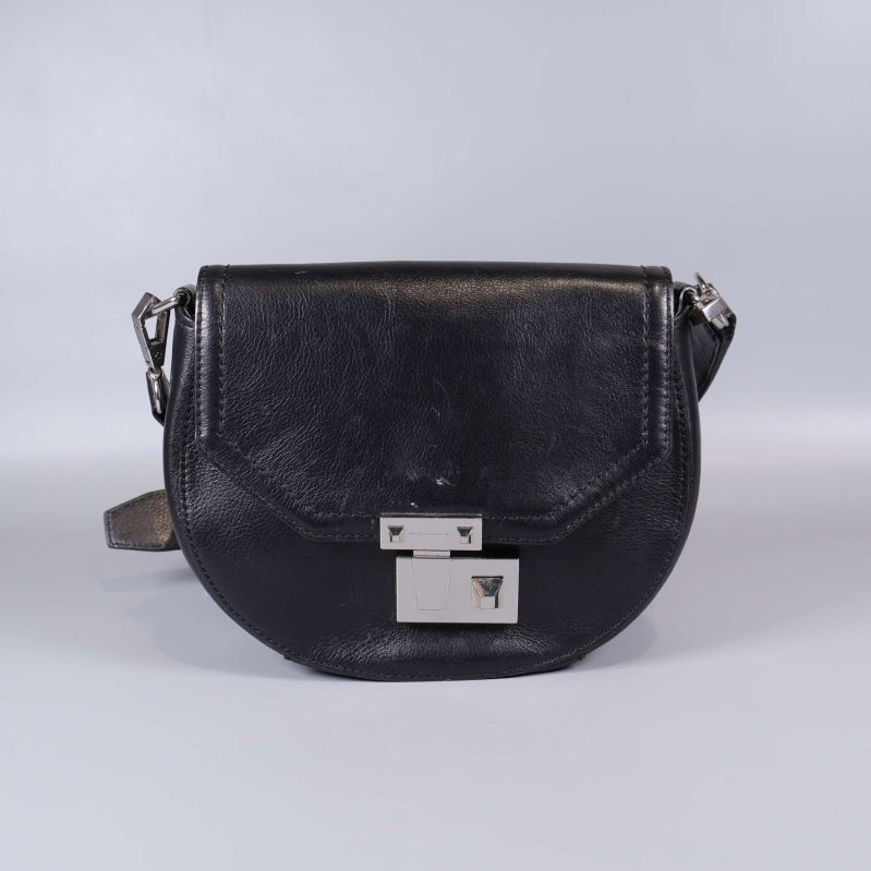 Framsidan på svart axelremsväska med tydligt låsspänne