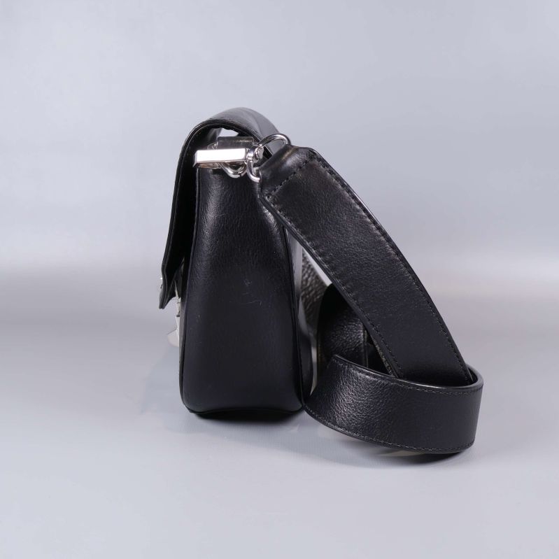 Närbild på väskans sida och axelrem