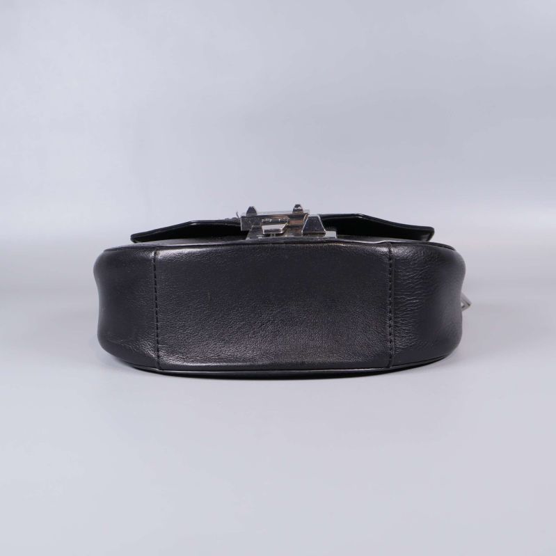 Väskans undersida i svart material syns tydligt