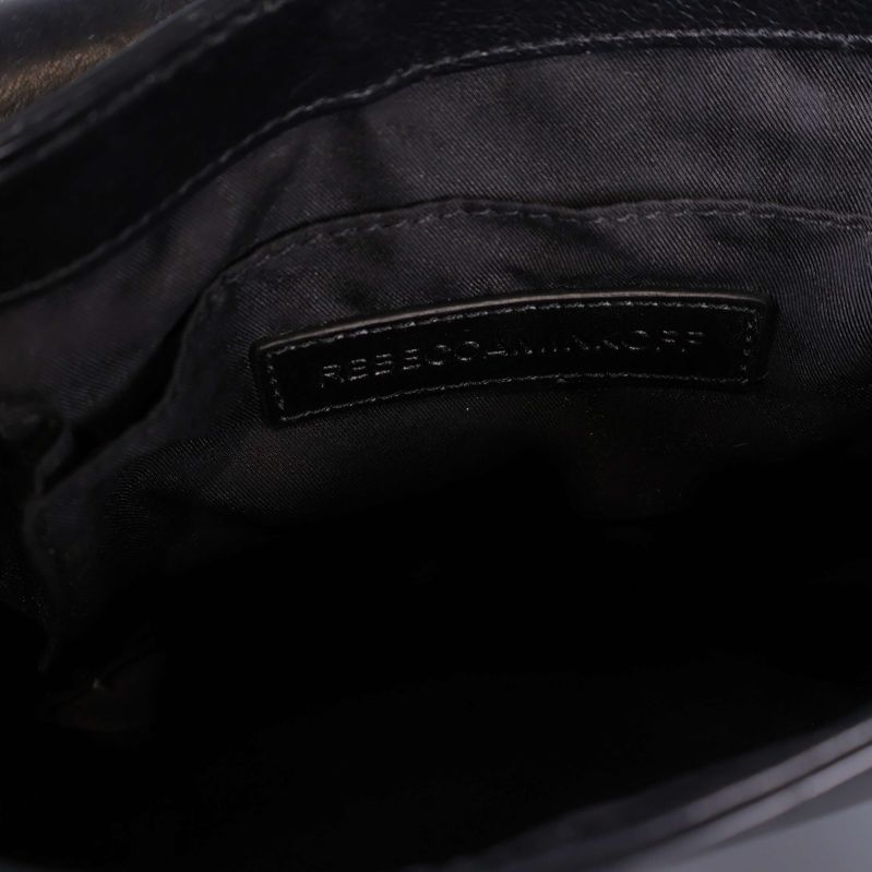 Närbild av väskans inre och tygmärke med text