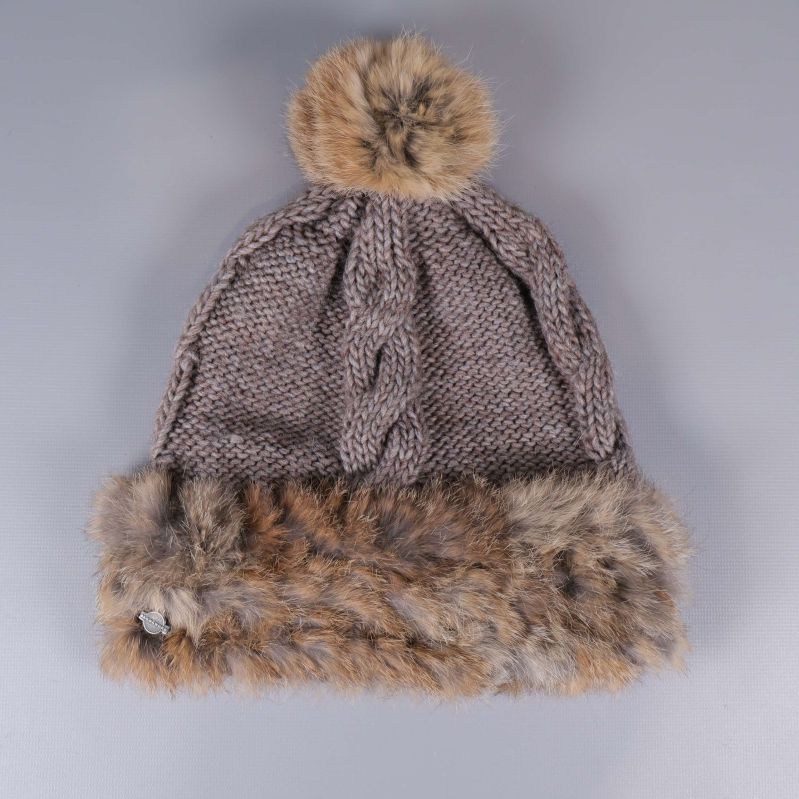Beige stickad mössa med pälsboll och bred pälsdetalj framtill