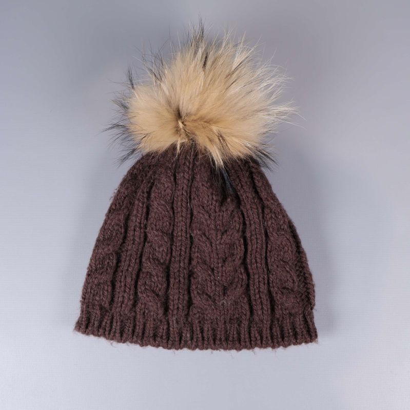Brun stickad mössa med ljus tofs ovanpå