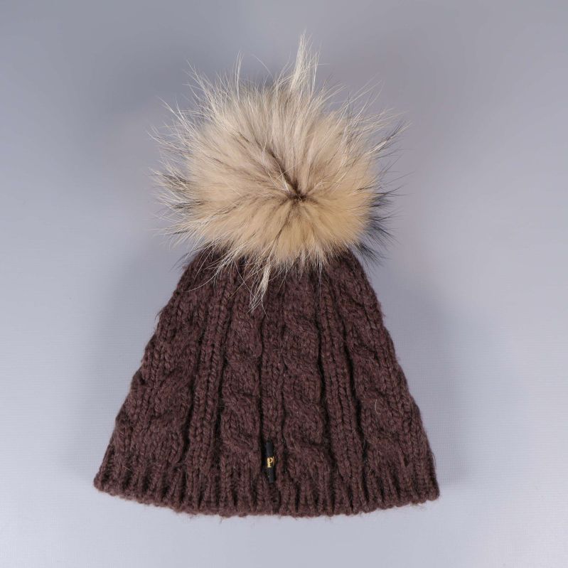 Baksida av brun mössa med tofs och litet etikettmärke