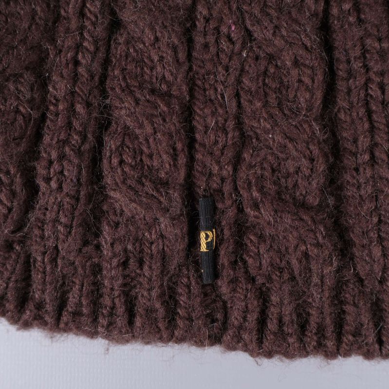 Närbild på liten svart etikett på mössans kant