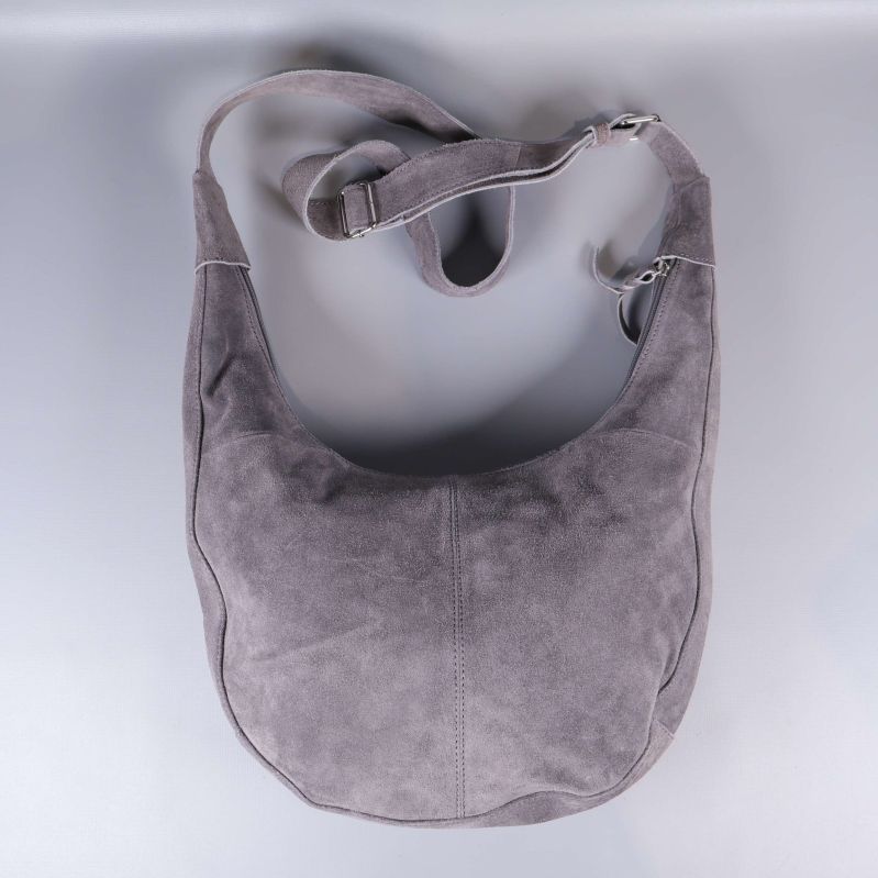 Axelremsväskans ovansida och bred justerbar rem syns