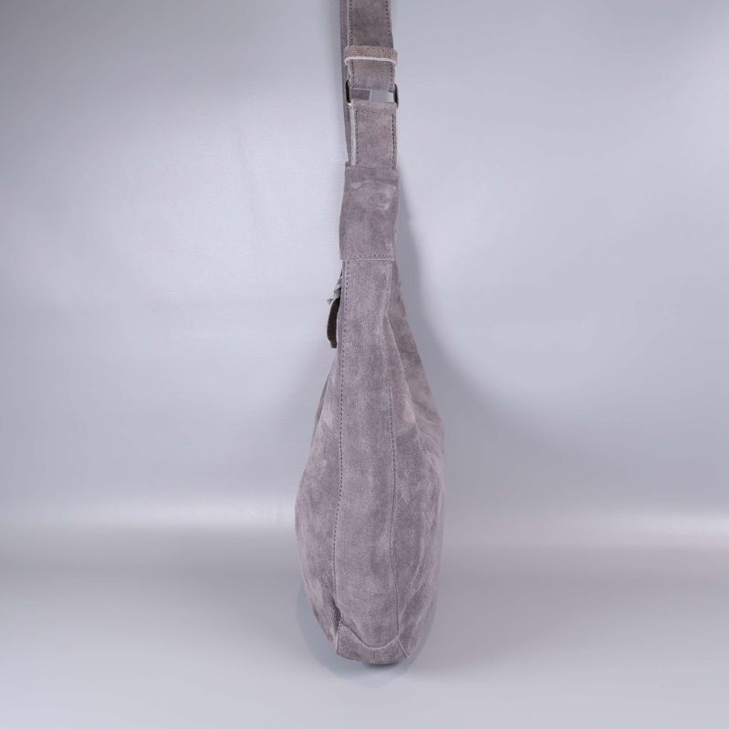 Väskan syns från sidan, visar tjocklek och sydda kanter