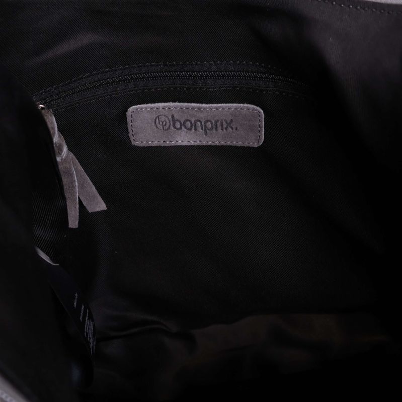 Svart innerfoder och bonprix-logga i väskans insida