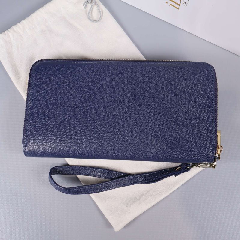 Baksidan av blå plånbok på vit tygpåse