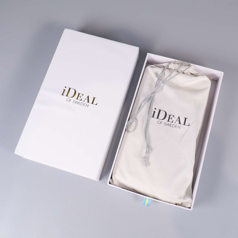 Plånboken i vit presentask med tygpåse