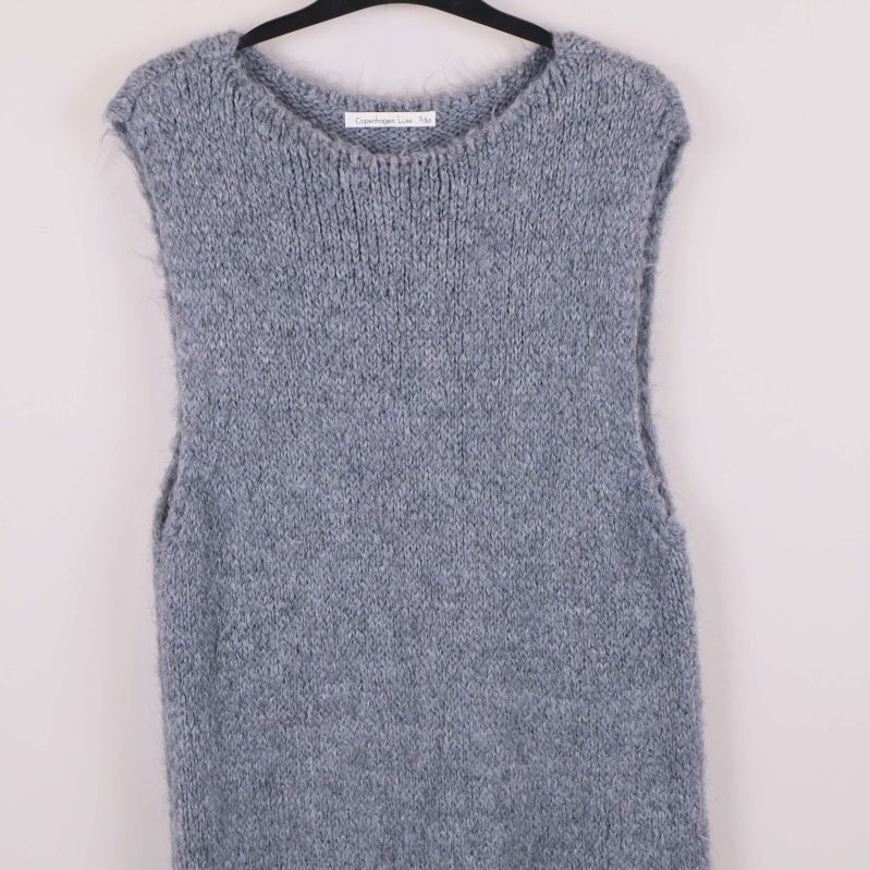 Övre del av stickad väst i närbild, materialstruktur