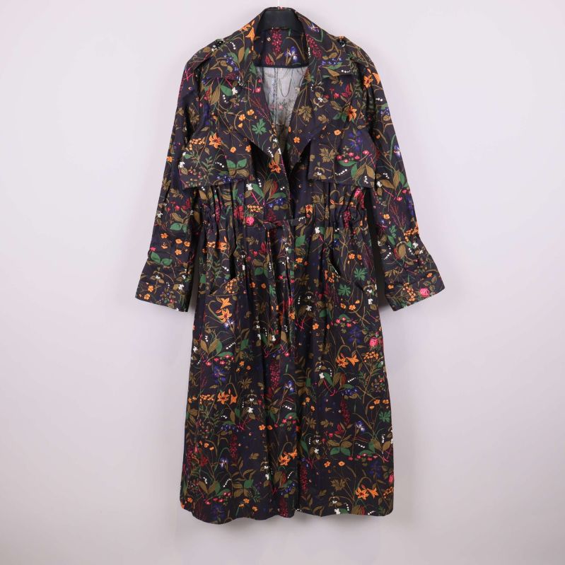 Jacka med blommönster och markerad krage framifrån