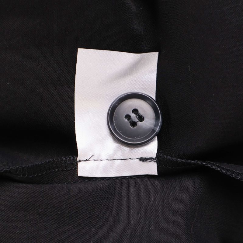 Extra knapp på insidan av svart kjol