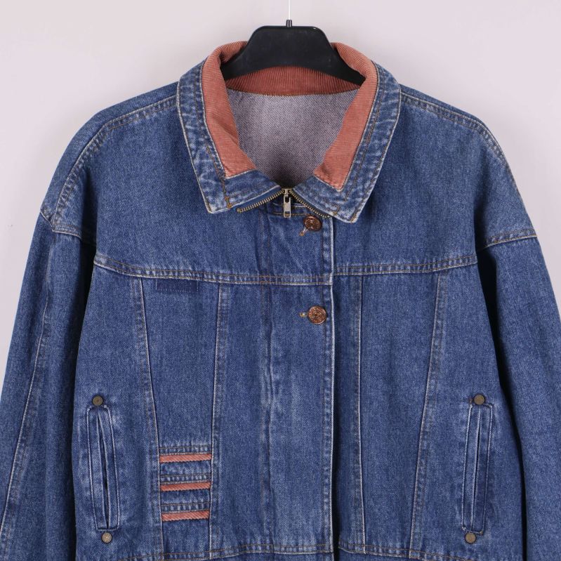 Närbild på krage och överdel av jeansjacka med kontrasttyg