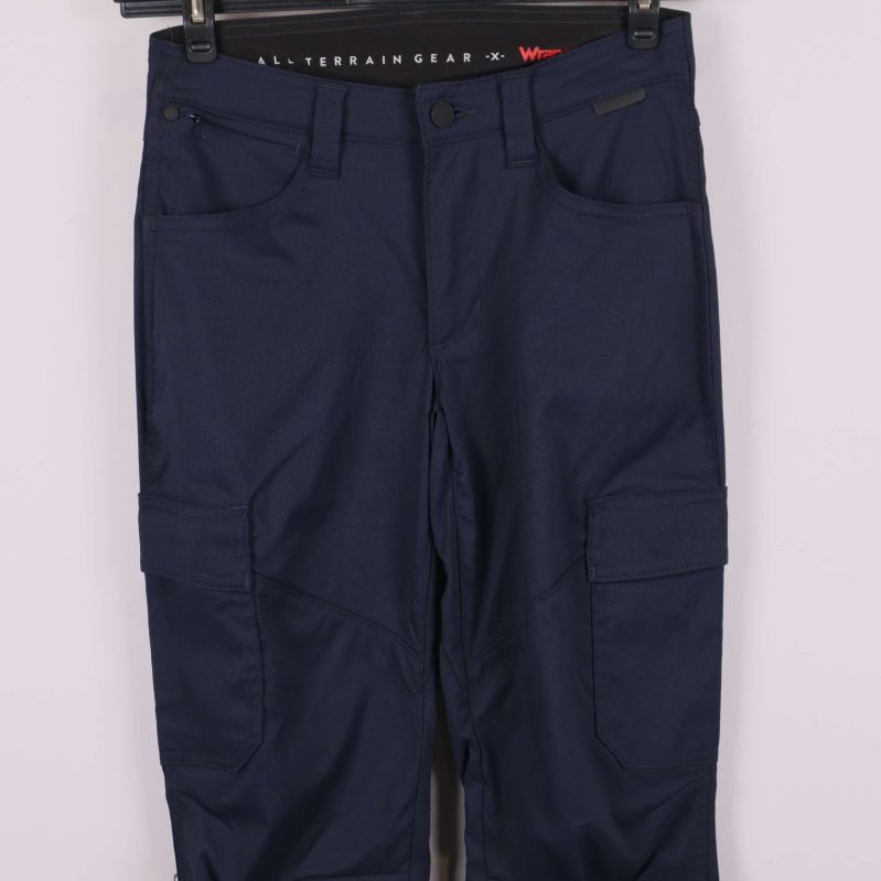 Marinblå cargobyxa med knappstängning och flera fickor