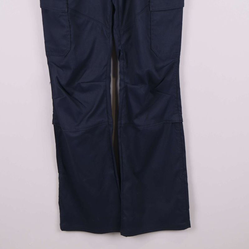 Raka ben på mörkblå byxa visas i helbild