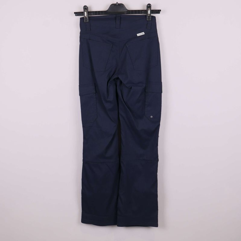 Baksidan på mörkblå byxa med enkla bakfickor