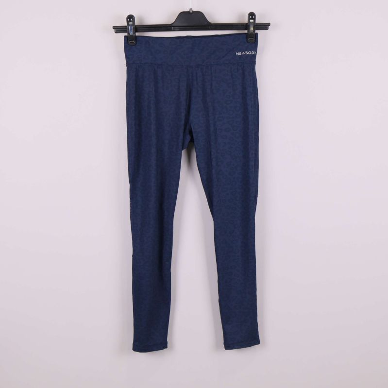 Framsidan av blåmönstrade tights hänger på galge