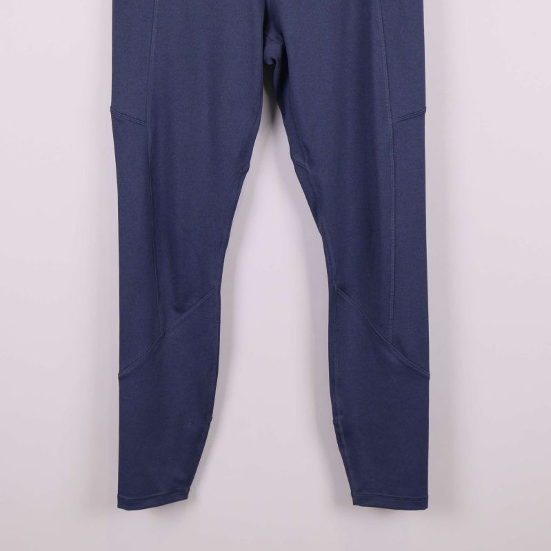 Närbild av benens nedre del på träningstights