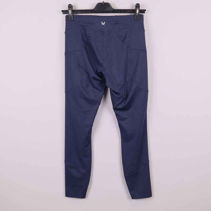 Baksida av blå träningstights visar logotyp upptill