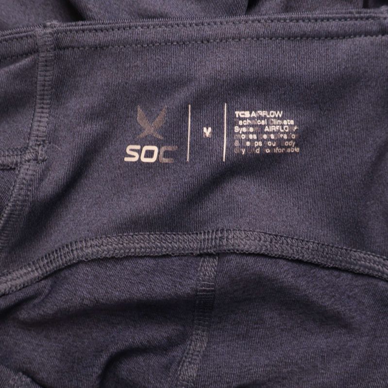 Närbild på inneretikett med storlek och varumärke SOC