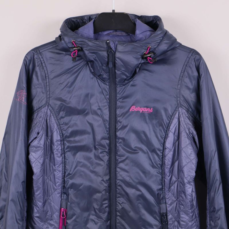 Huva och överdel på blå jacka med rosa detaljer