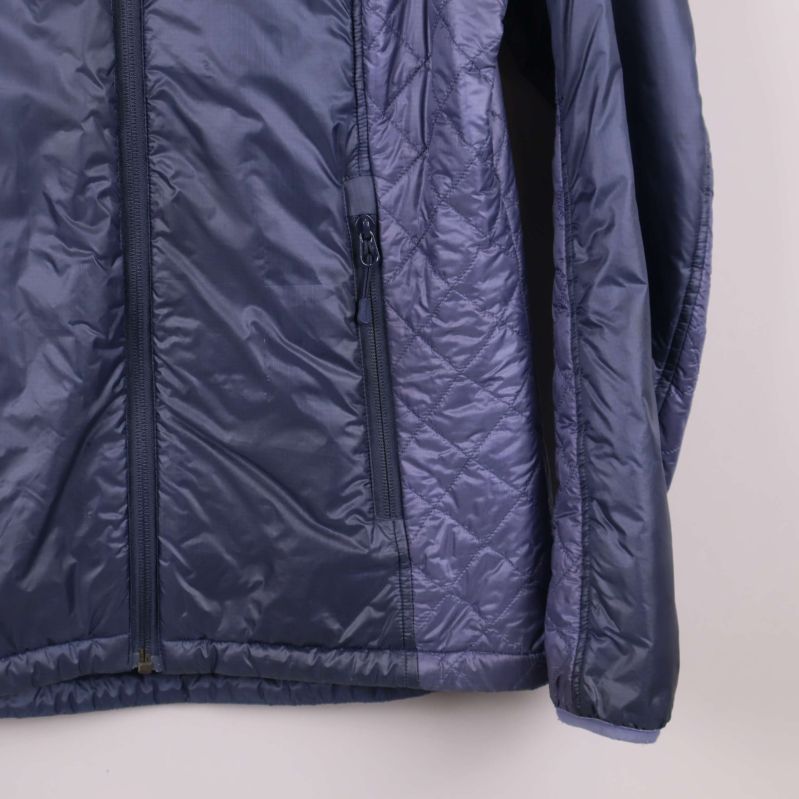 Närbild på nederkant och ficka på jackans framsida