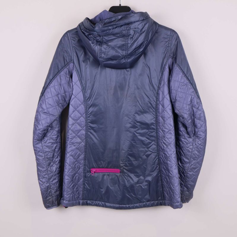 Baksida av blå jacka med rosa ficka