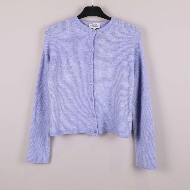 Ljuslila stickad kofta med rund hals och knappar framtill