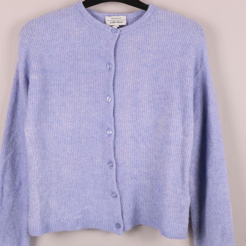 Stickad kofta med närbild på knäppning och struktur