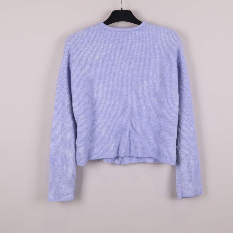 Ljuslila stickad kofta sedd bakifrån på galge