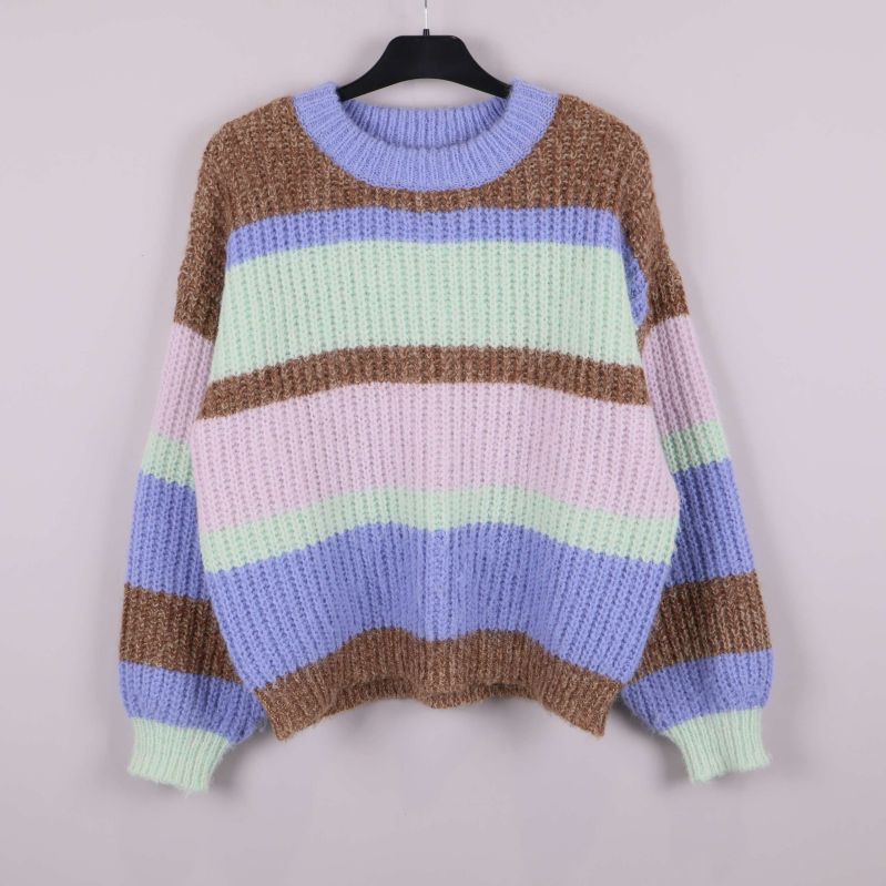 Framsidan av randig stickad tröja på galge