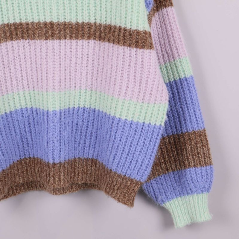 Närbild på ärm- och magparti av randig tröja