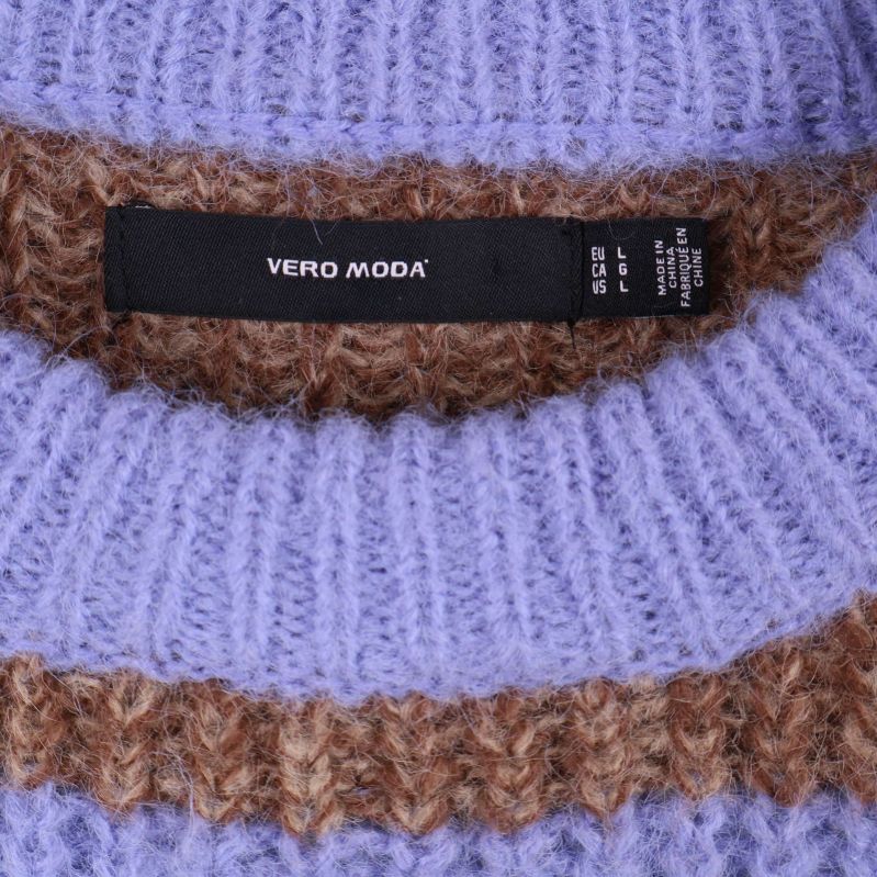 Vero Moda logotyp på svart tygetikett i nacken