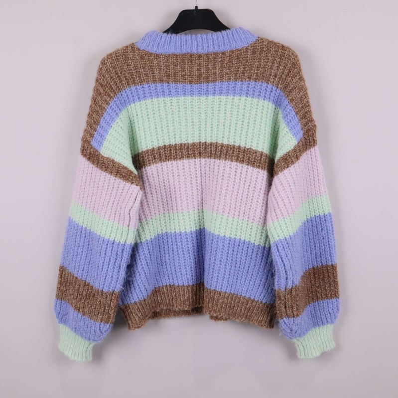 Baksidan av randig stickad tröja med ribbad struktur