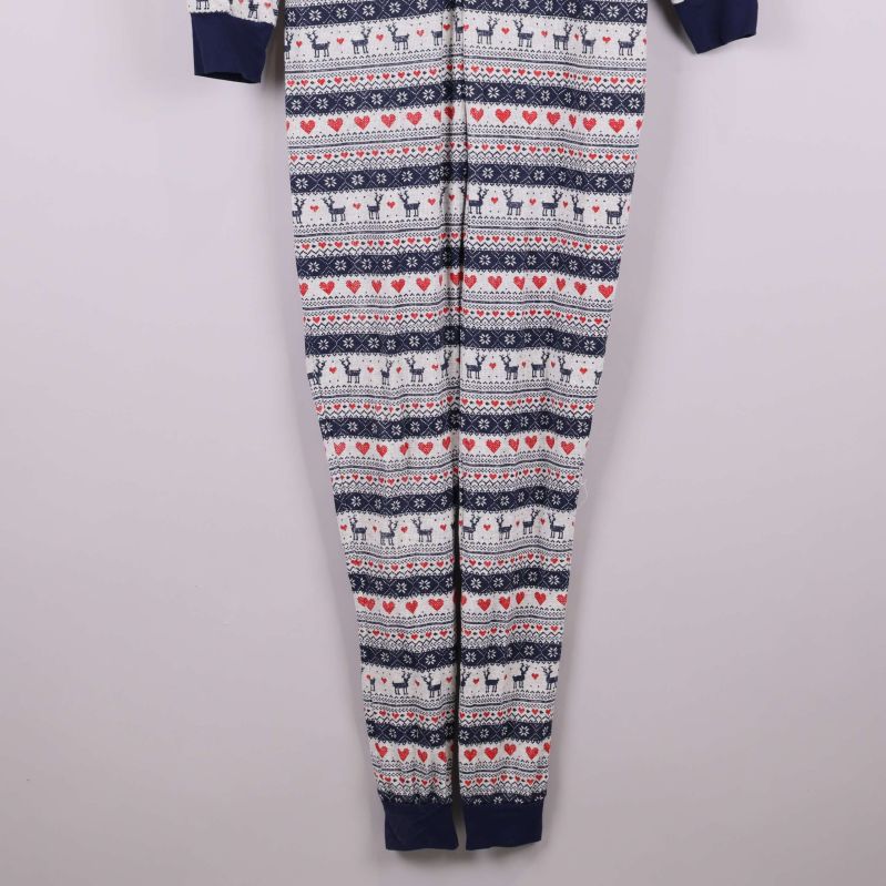 Nederdel av vintermönstrad onesie med muddar