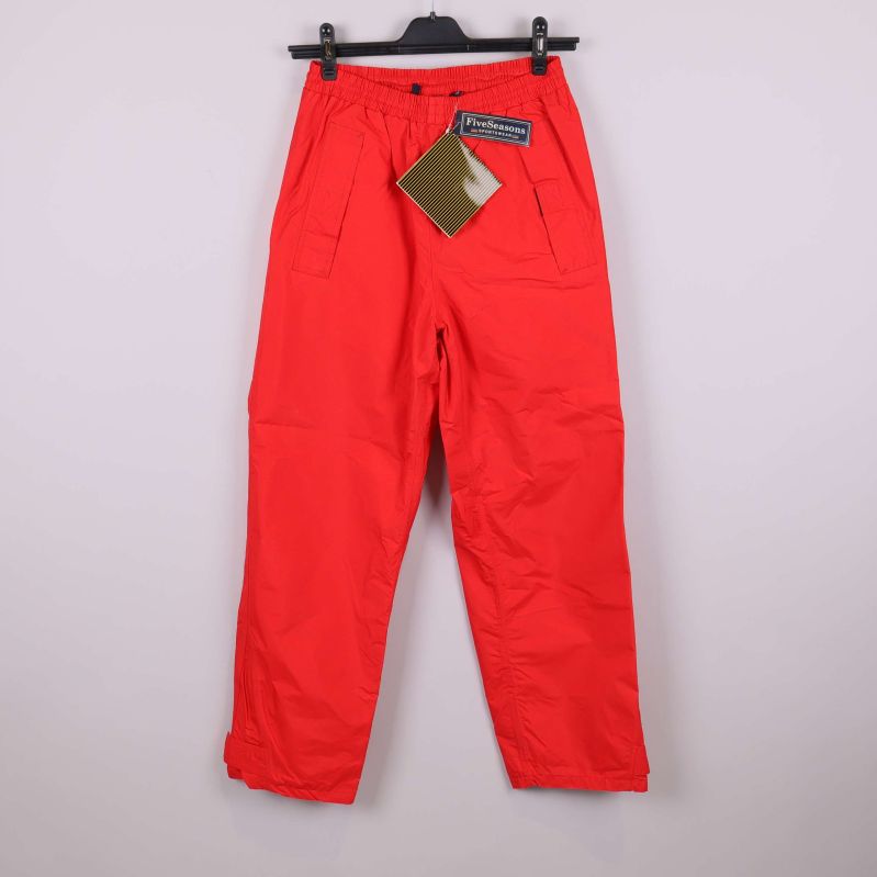 Röda byxor upphängda framifrån med fickor